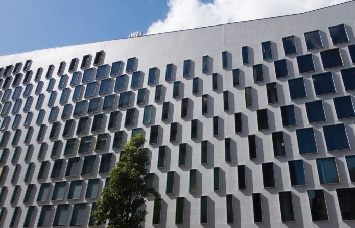 This ecologically sustainable building balances expression and rational research in its striking, sculptural design. Built to house a large science and research faculty, the building features a crime scene simulation laboratory, a 200-seat auditorium, and an outdoor laboratory that includes a tree nursery and a saltwater tank that grows algae, seagrass and salt marshes.