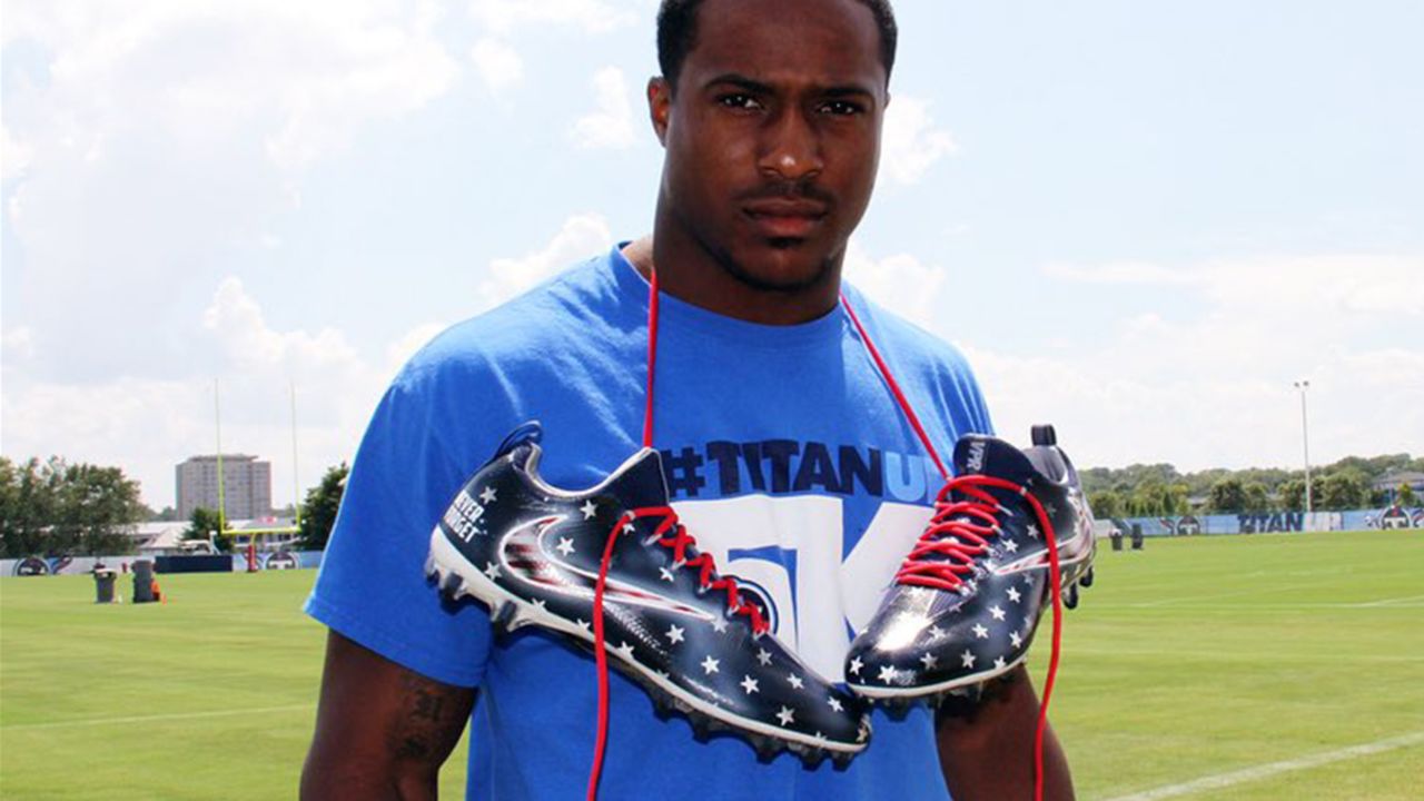 Tennessee Titans linebacker Avery Williamson poses with his patriotic cleats.