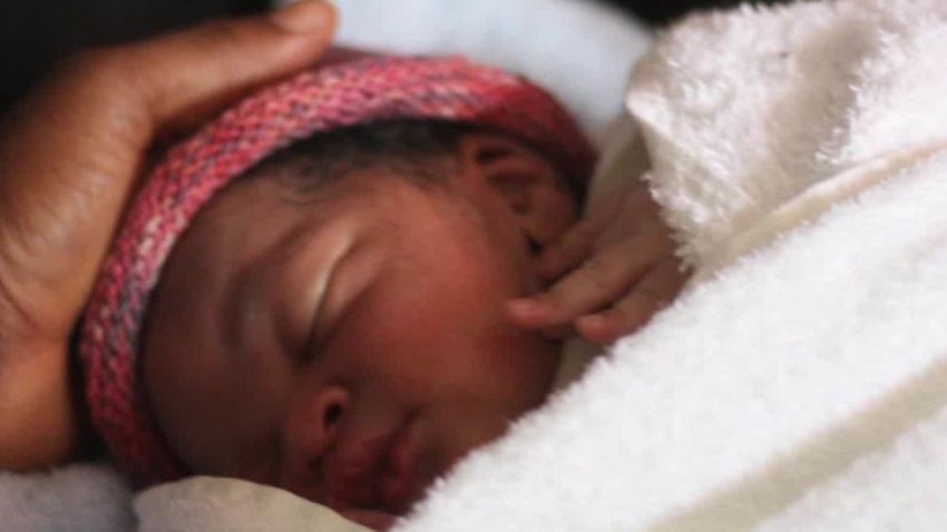 refugee baby born at sea soares pkg_00014105.jpg
