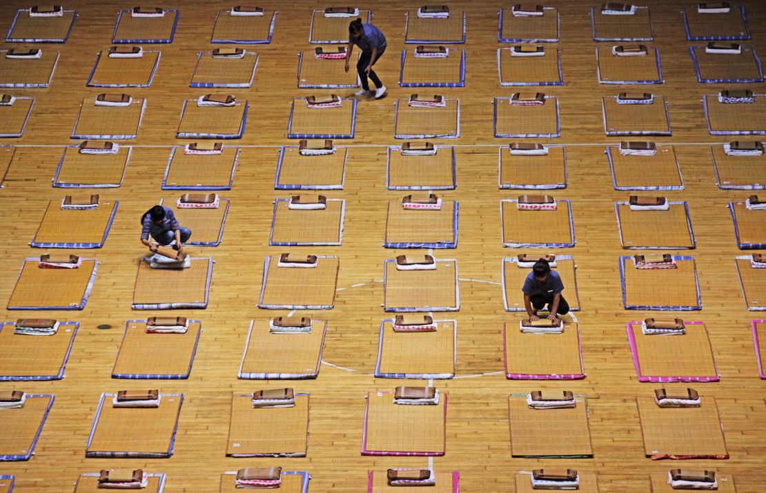 Chinese workers arrange sleeping facilities for parents of freshmen at Northwestern Polytechnical University in Xi'an.