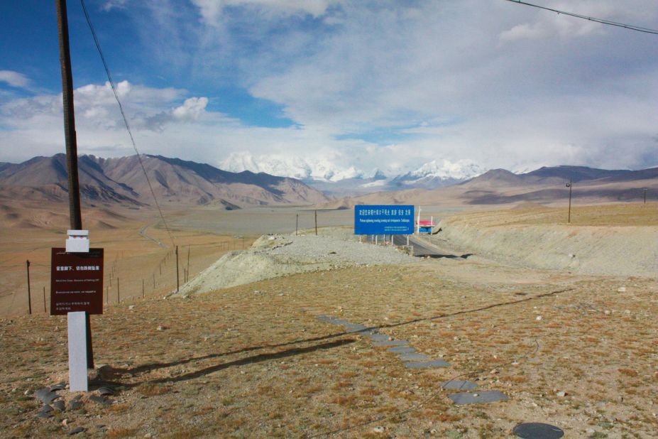 A viewing point just before the Karakoram Highway reaches Tashgurkan.
