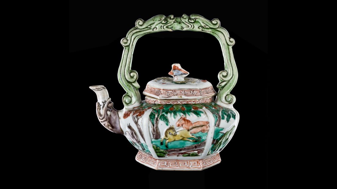 "Famille verte" (green family) was used to describe teapots using this type of green enamel. This style was commonly exported from China to the West. 