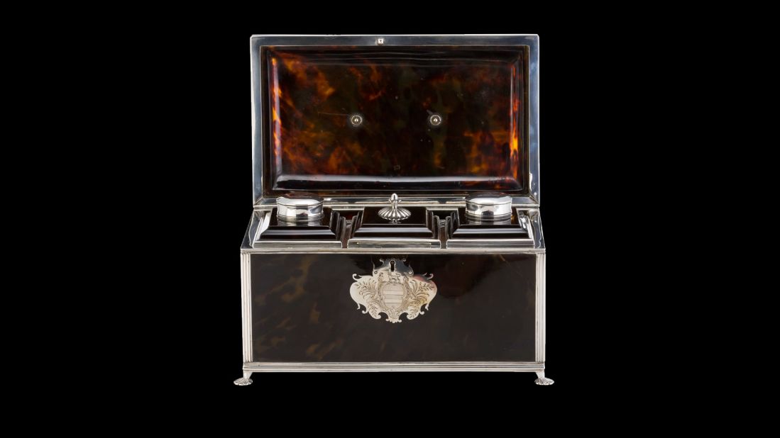 This tea caddy from the same period also features Rococo elements. 