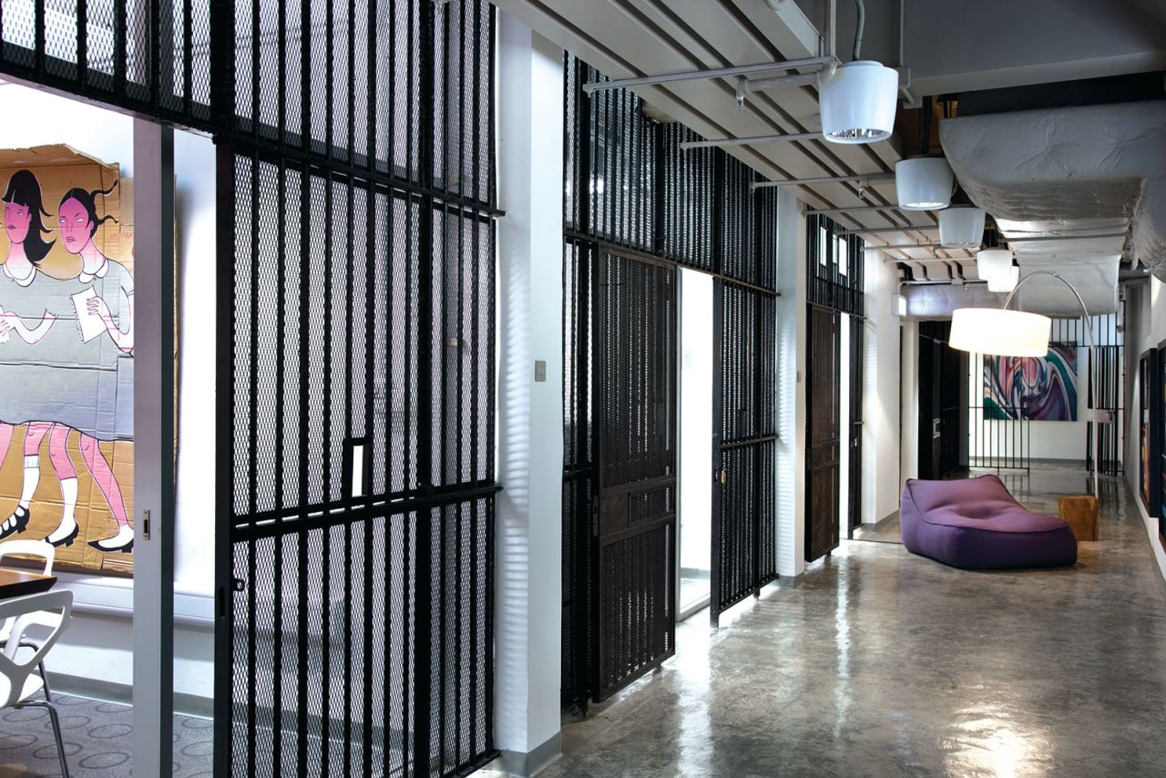 The Savannah College of Art and Design has set up base for its Hong Kong campus in a UNESCO award-winning historical site: the North Kowloon Magistracy building. While the building maintains its original structure on the outside, the interiors were repurposed by LCK Architects. The space makes use of the building's original floor plan and frameworks, converting former prison cells into classrooms.