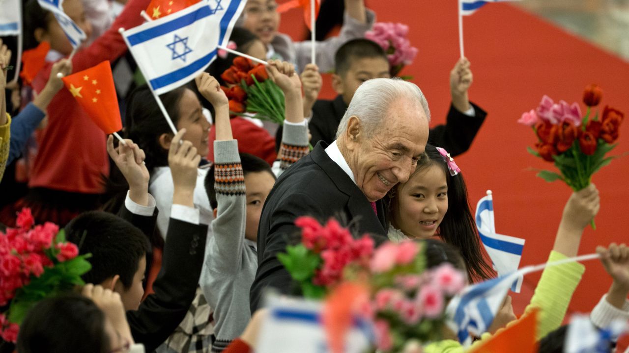 Israeli President Shimon Peres with Chinese children during a welcome ceremony held by Chinese President Xi Jinping at the Great Hall of the People in Beijing on April 8, 2014. 