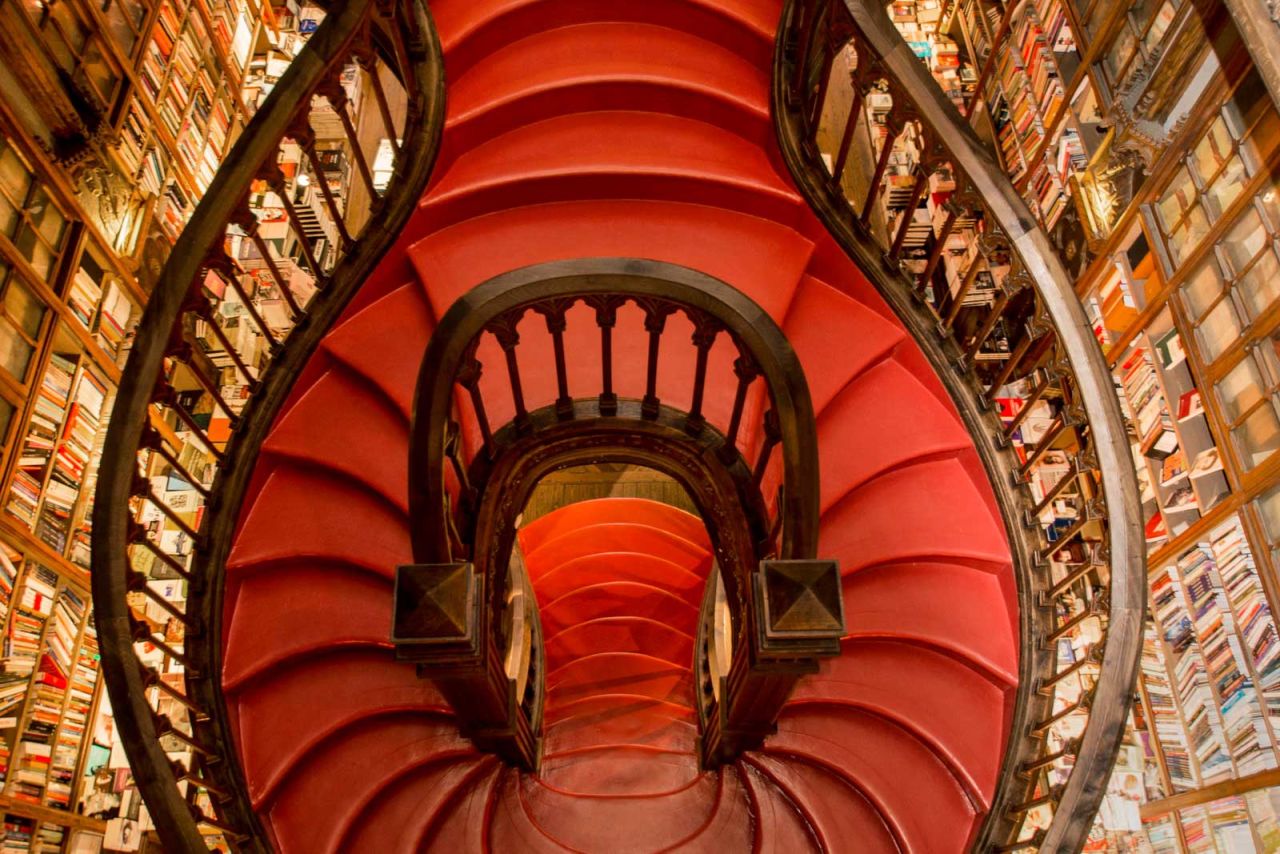 The store was first opened by the Lello brothers in 1906. Francisco Xavier Esteves oversaw its design. 