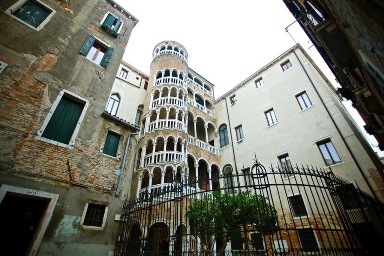 The Scala Contarini del Bovolo is a beloved Venice landmark for its external multi-arch spiral staircase. It was commissioned by Pietro Contarini around the end of 1400 and reflects a neo-Byzantine style. 