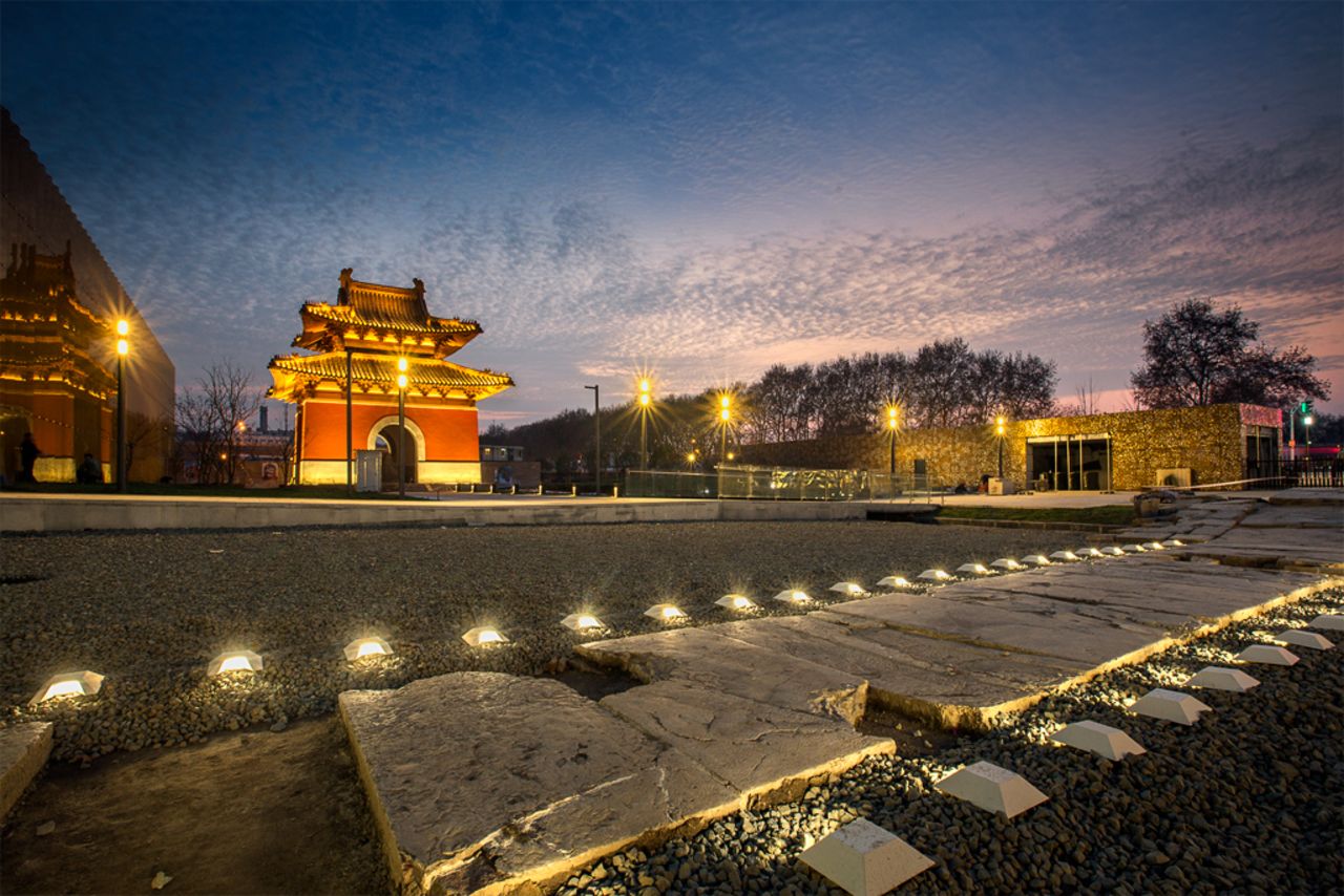 Little of the Bao'en Temple survived when rebels took over the city and plundered the Porcelain Tower during the Taiping Rebellion in the 19th century.