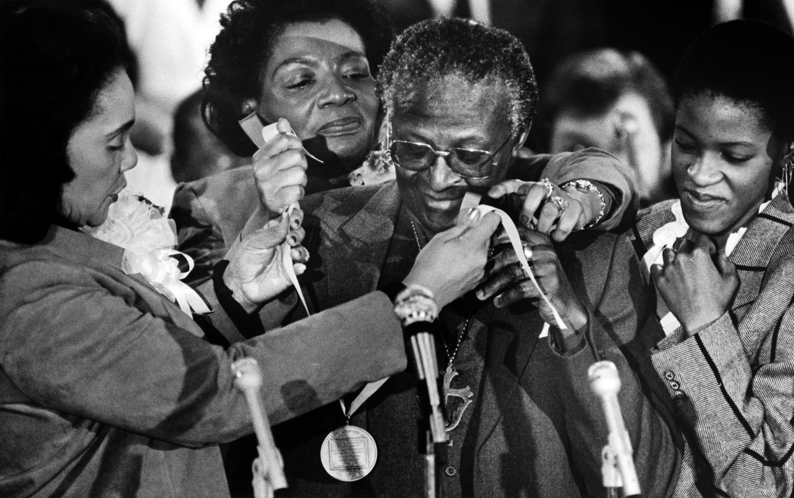 Tutu receives the Martin Luther King Jr. Award for Non-Violence while visiting Atlanta in January 1986. At left is King's wife, Coretta Scott King. King's daughter Christine is behind Tutu, and Tutu's daughter Naomi is at right.