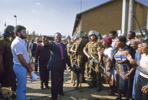 Tutu mediates a dispute between police in Soweto and mothers of children who had been arrested.