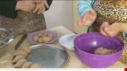 refugees cook syrian cuisine in egypt ian lee pkg_00020802.jpg