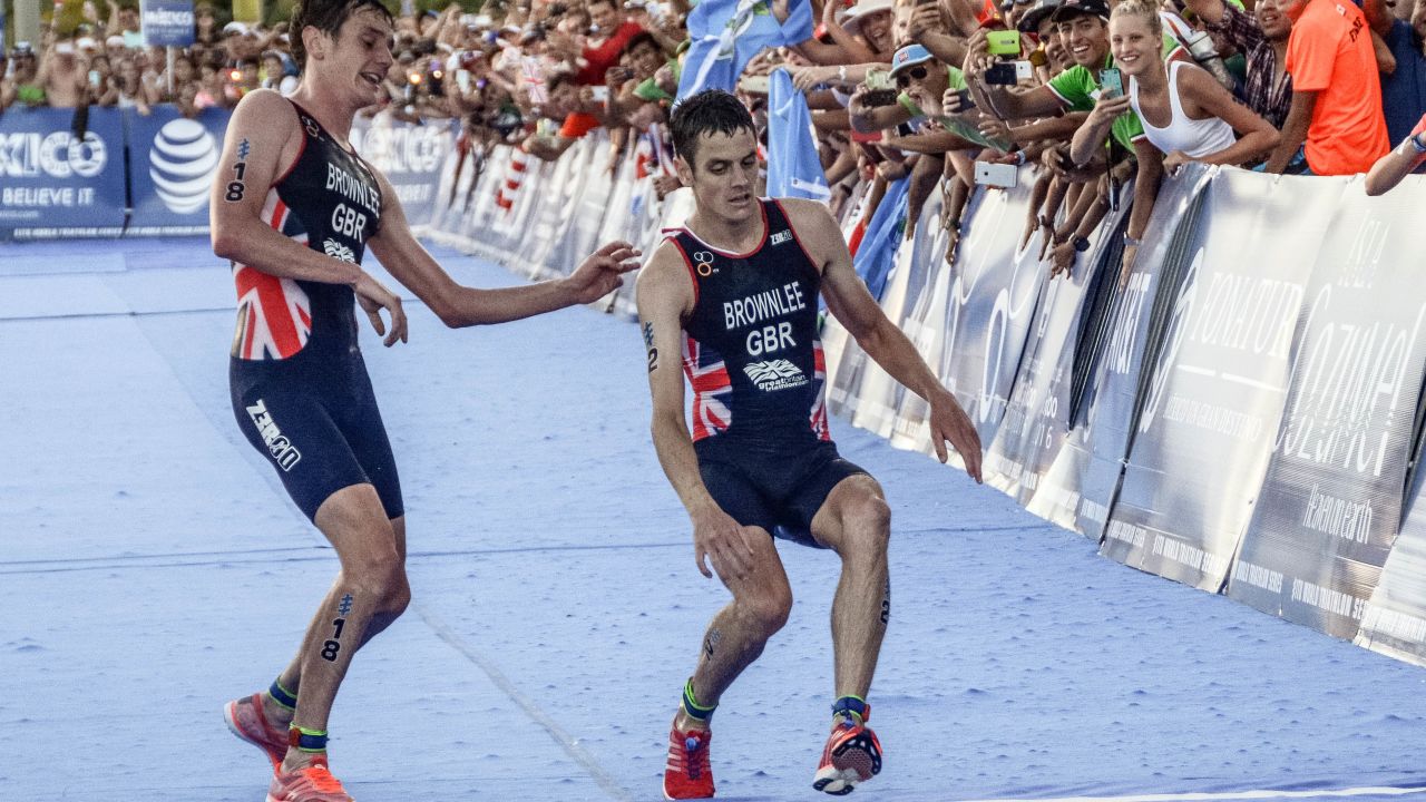 Alistair Brownlee (izquierda) ayuda a su hermano Johnny (derecha) a cruzar la meta durante el Campeonato de Triatlón ITU 2016.