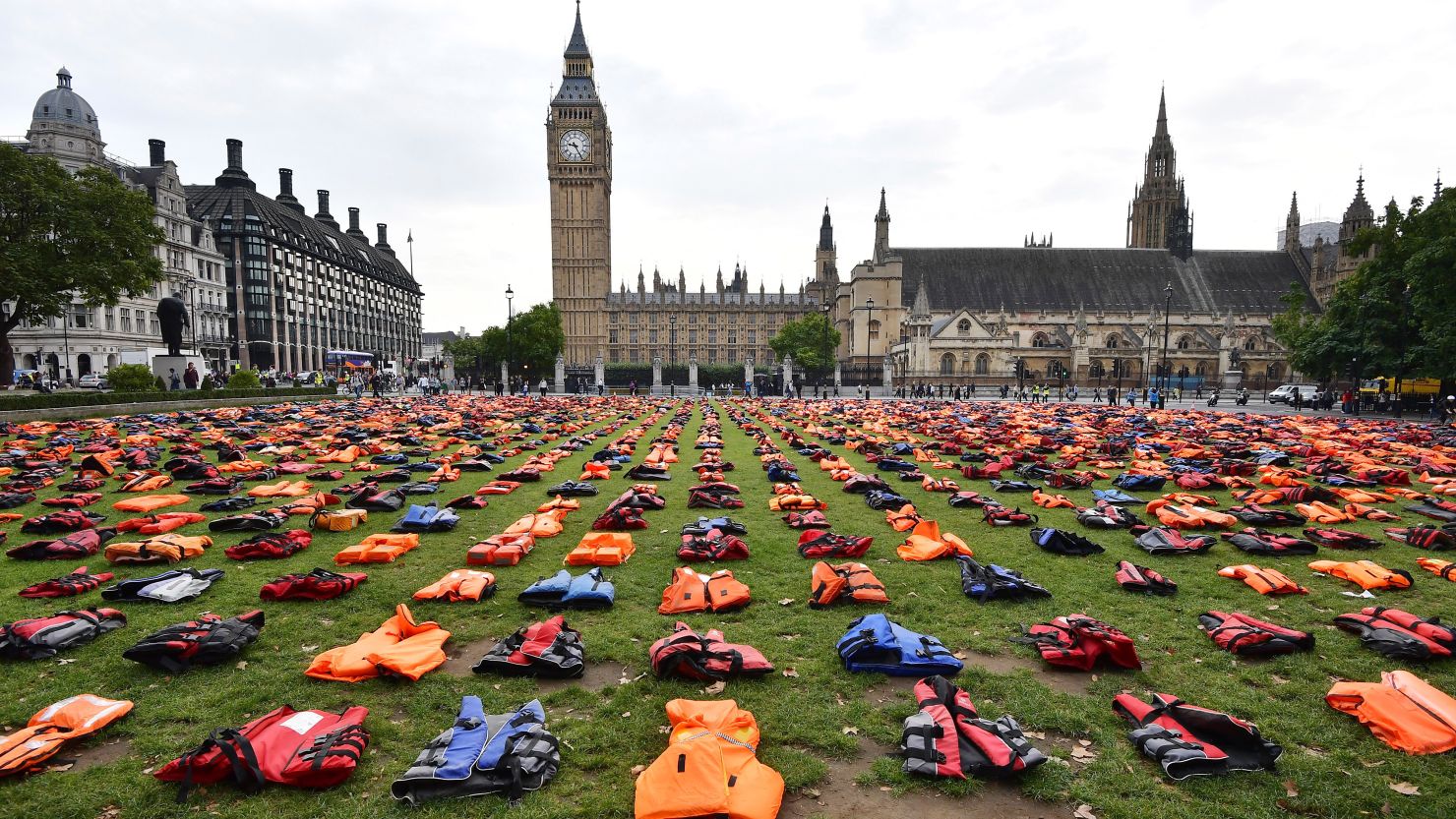 The jackets represent the thousands of refugees who have died trying to reach Europe since 2015. 