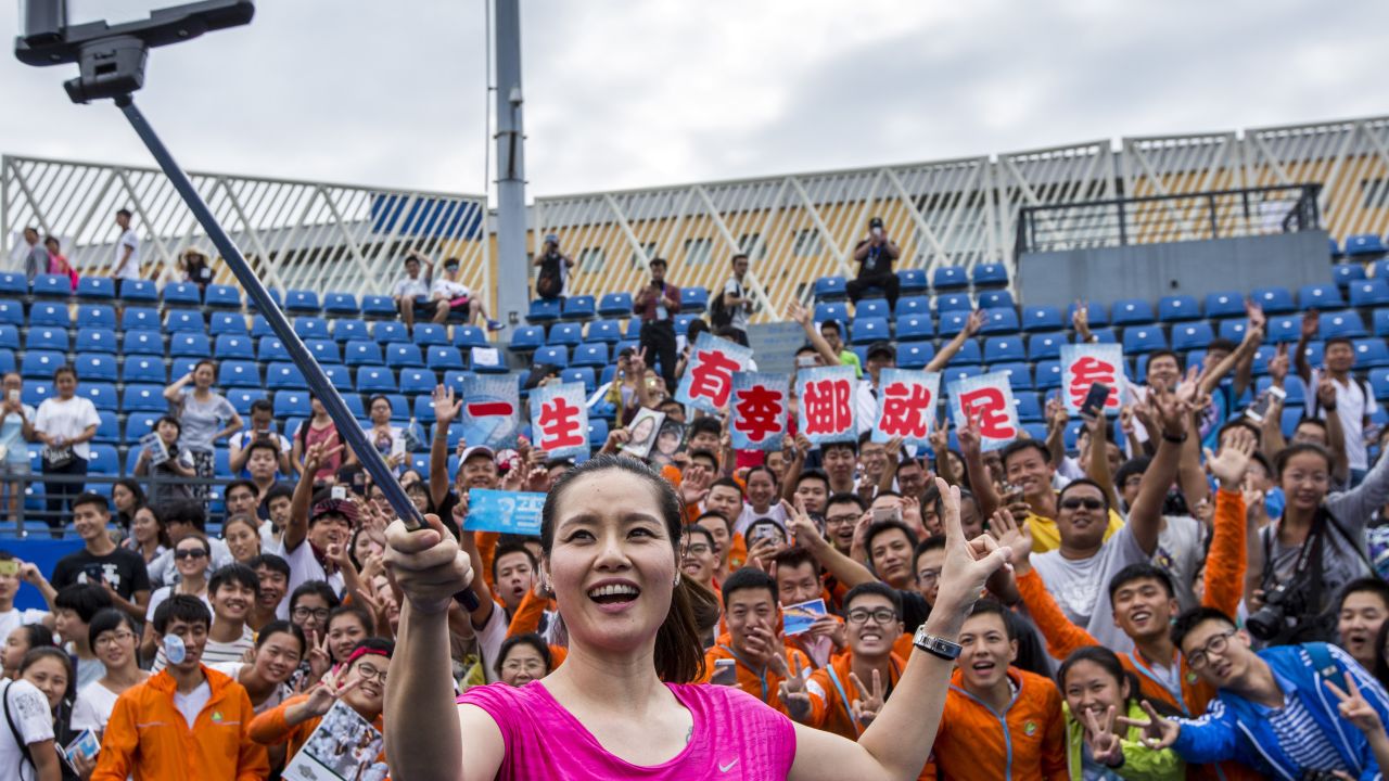 Li Na takes a selfie with fans during last year's Wuhan Open in her hometown in central Hubei province..