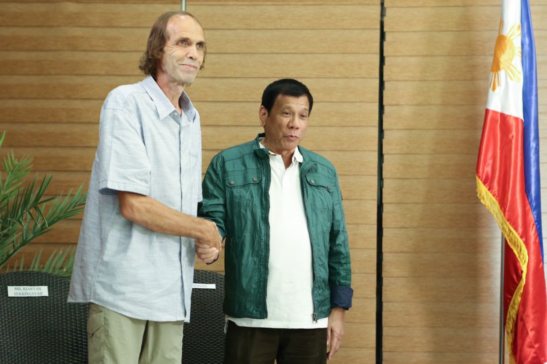 Freed Norwegian hostage Kjartan Sekkingstad and Philippines President Rodrigo Duterte. 