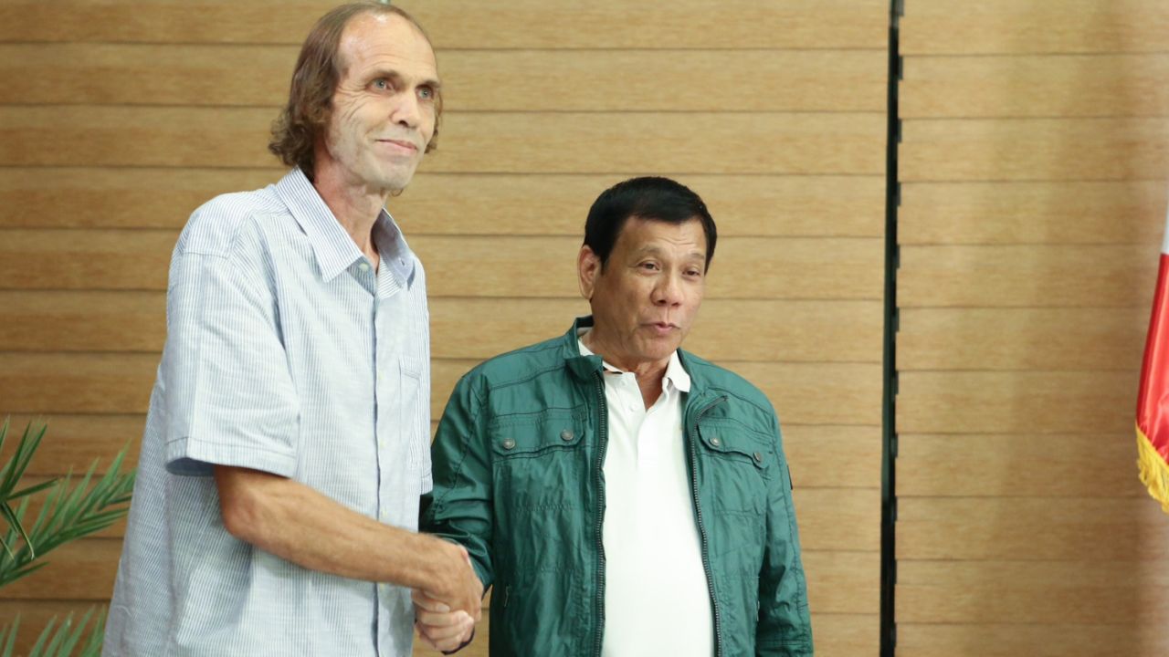 Freed Norwegian hostage Kjartan Sekkingstad and Philippines President Rodrigo Duterte.