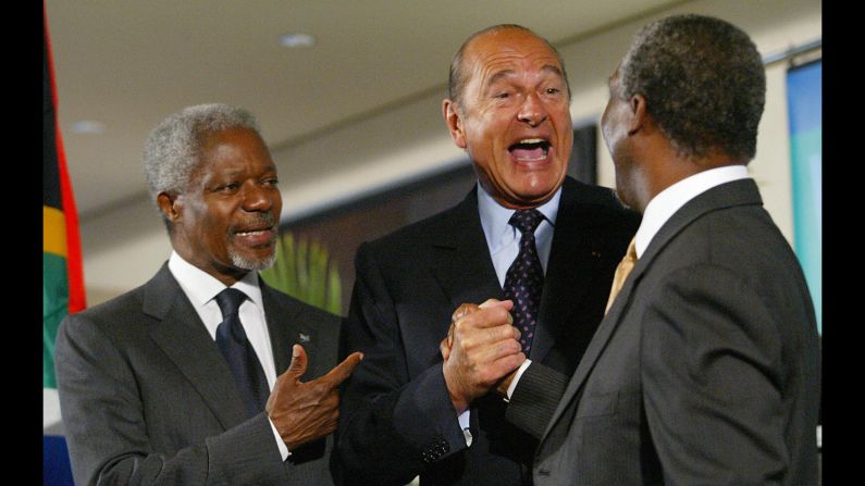 South African President Thabo Mbeki shakes hands with Chirac in 2002. United Nations Secretary-General Kofi Annan is on the left.