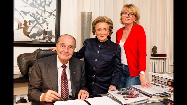Chirac poses at his office in Paris with his wife, Bernadette, and his daughter Claude in 2013.