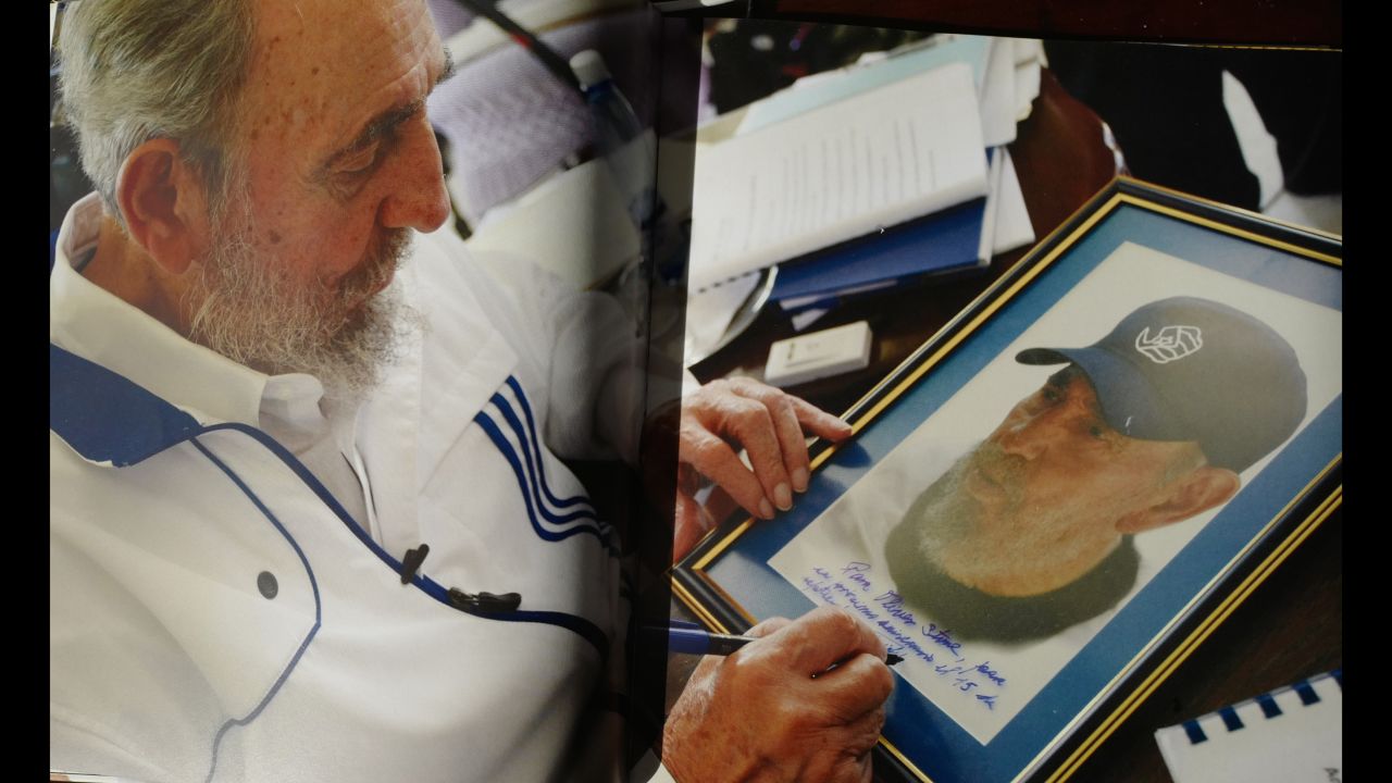 Fidel Castro dedicates a photograph to film director Oliver Stone, who faced criticism for shooting a largely positive documentary on Castro.