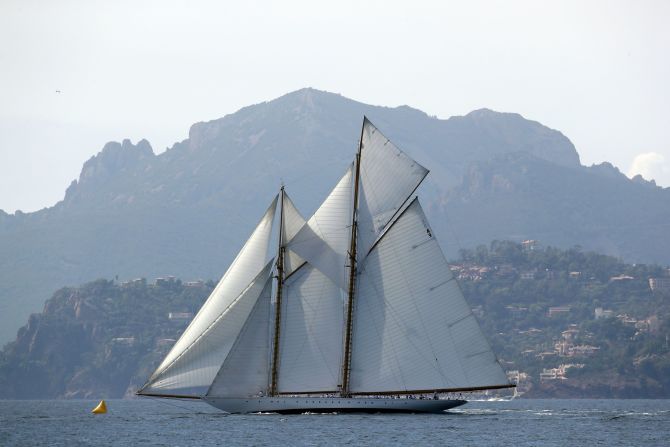 The event in its current guise began in 1929 when a decision was taken to give it a regal name in honor of Christian X, King of Denmark, who had his own racing yacht in the bay.
