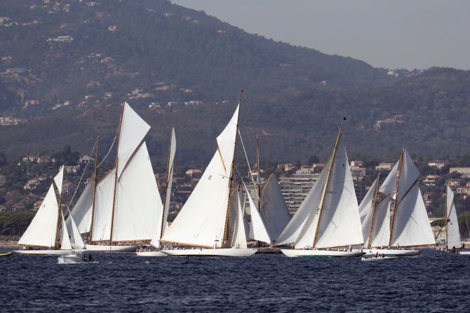 The oldest yachts competing in the wide 2016 field date from 1896 and 1906, but there are also boats built recently using traditional construction methods and designs.