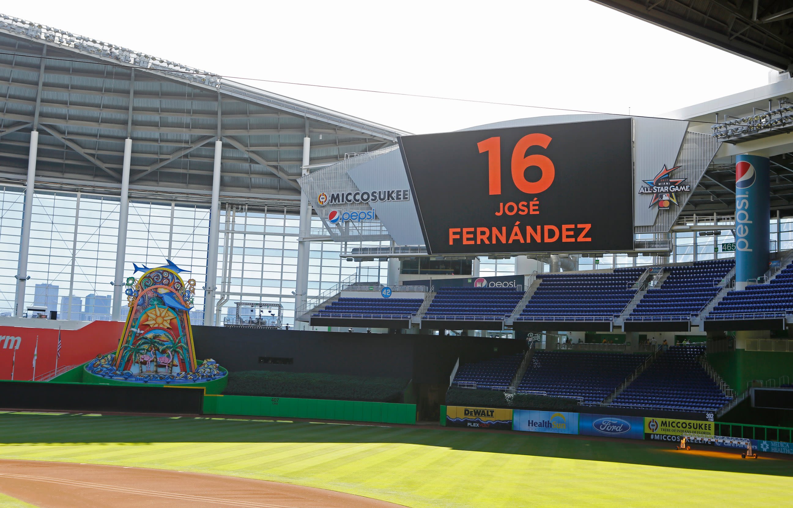 Marlins' Dee Gordon honors Fernandez, homers
