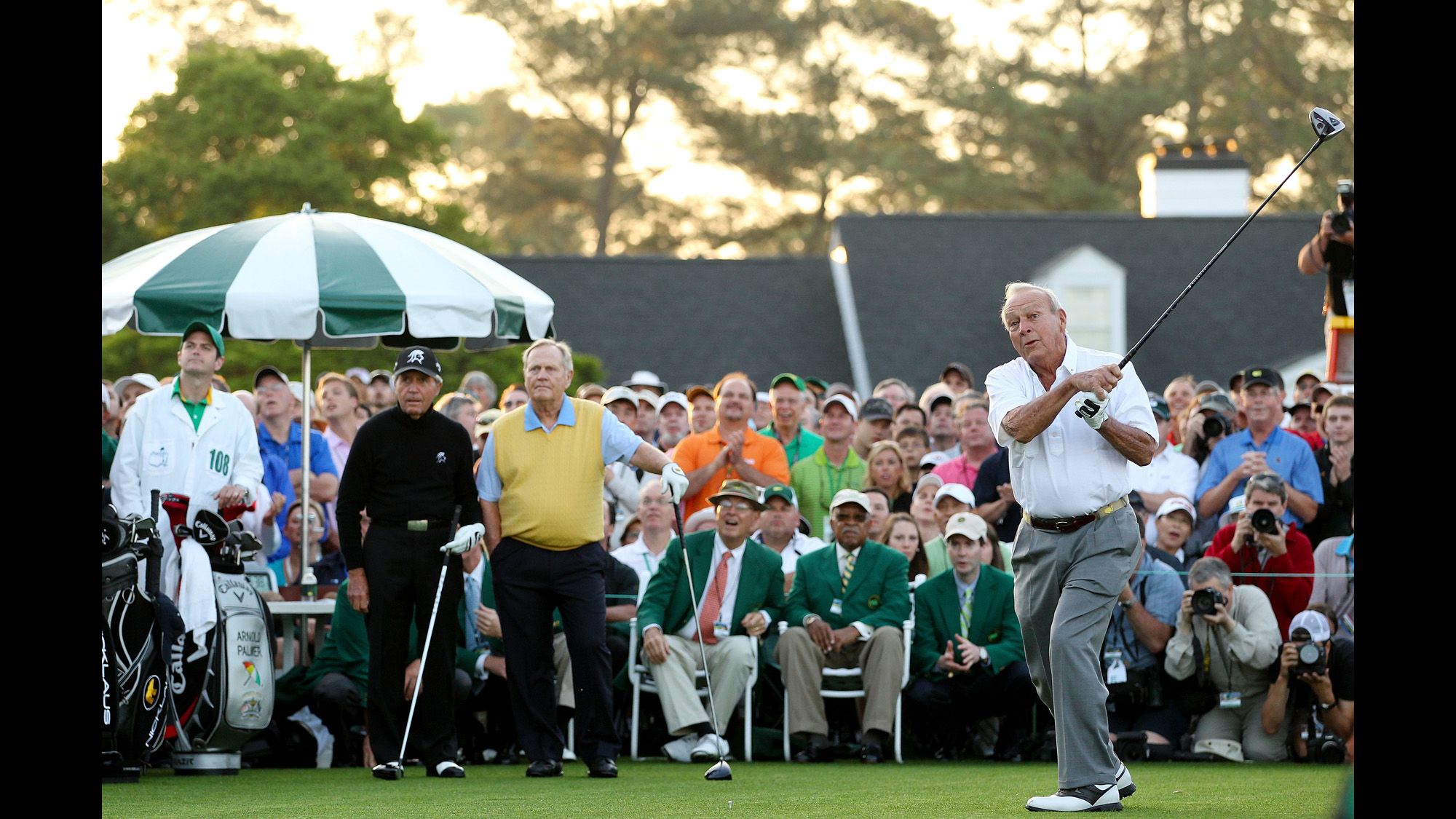 Gary Player, left, and Jack Nicklaus, center, watch on as Palmer begins the 2012 Masters.