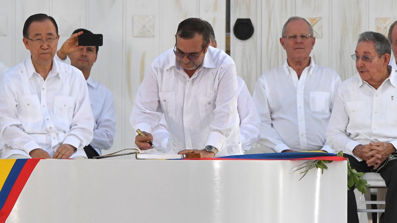 The head of the FARC guerrillas Timoleon Jimenez signs the historic peace agreement between the Colombian government and the FARC.