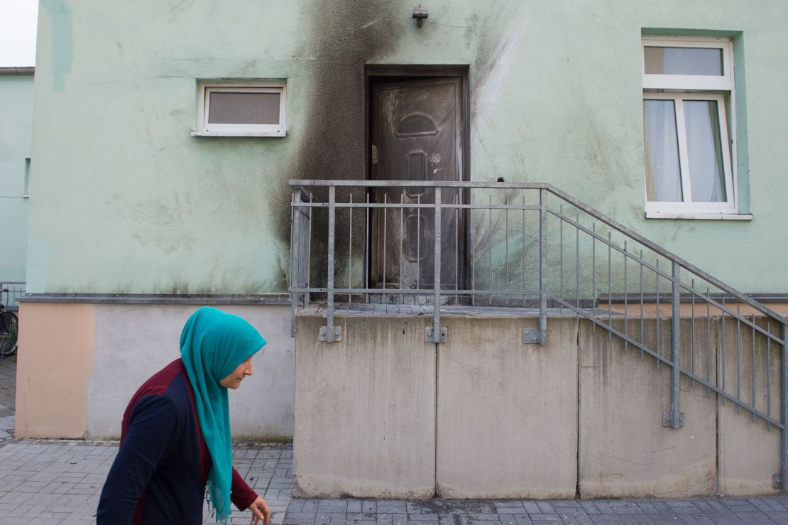 Traces of smoke are still visible after the attack at the Dresden mosque. 
