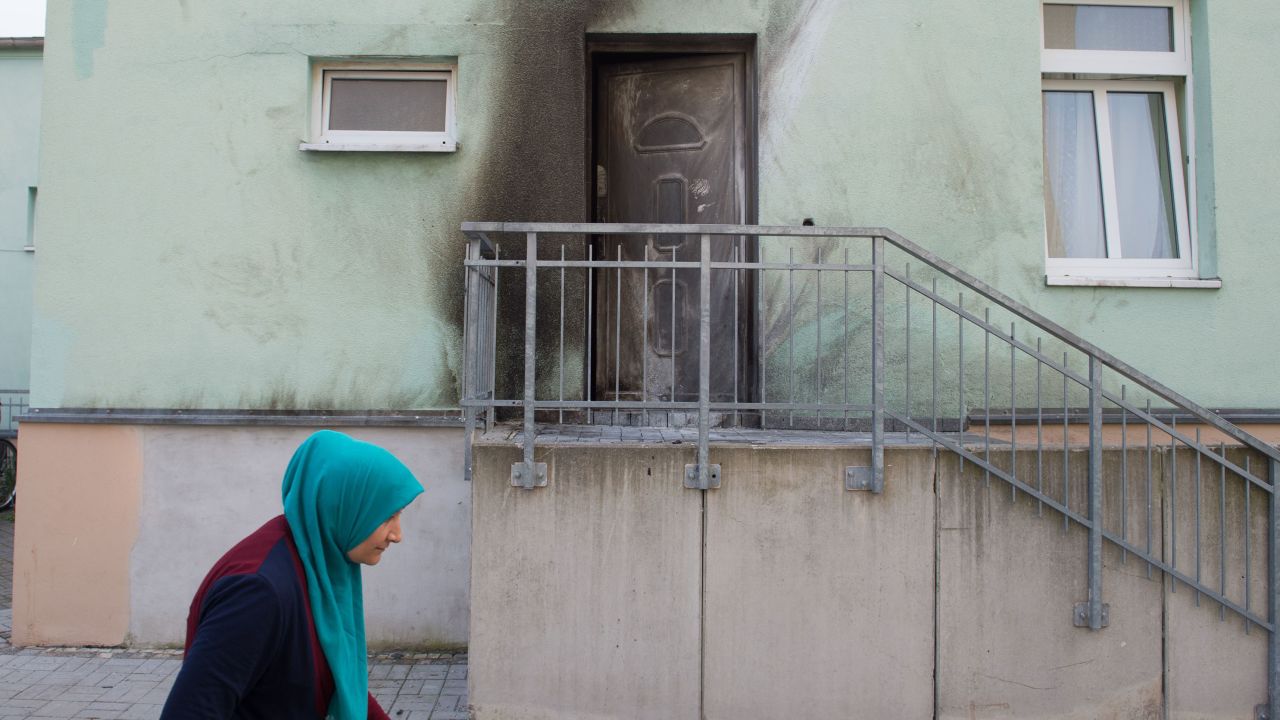 Traces of smoke are still visible after the attack at the Dresden mosque. 