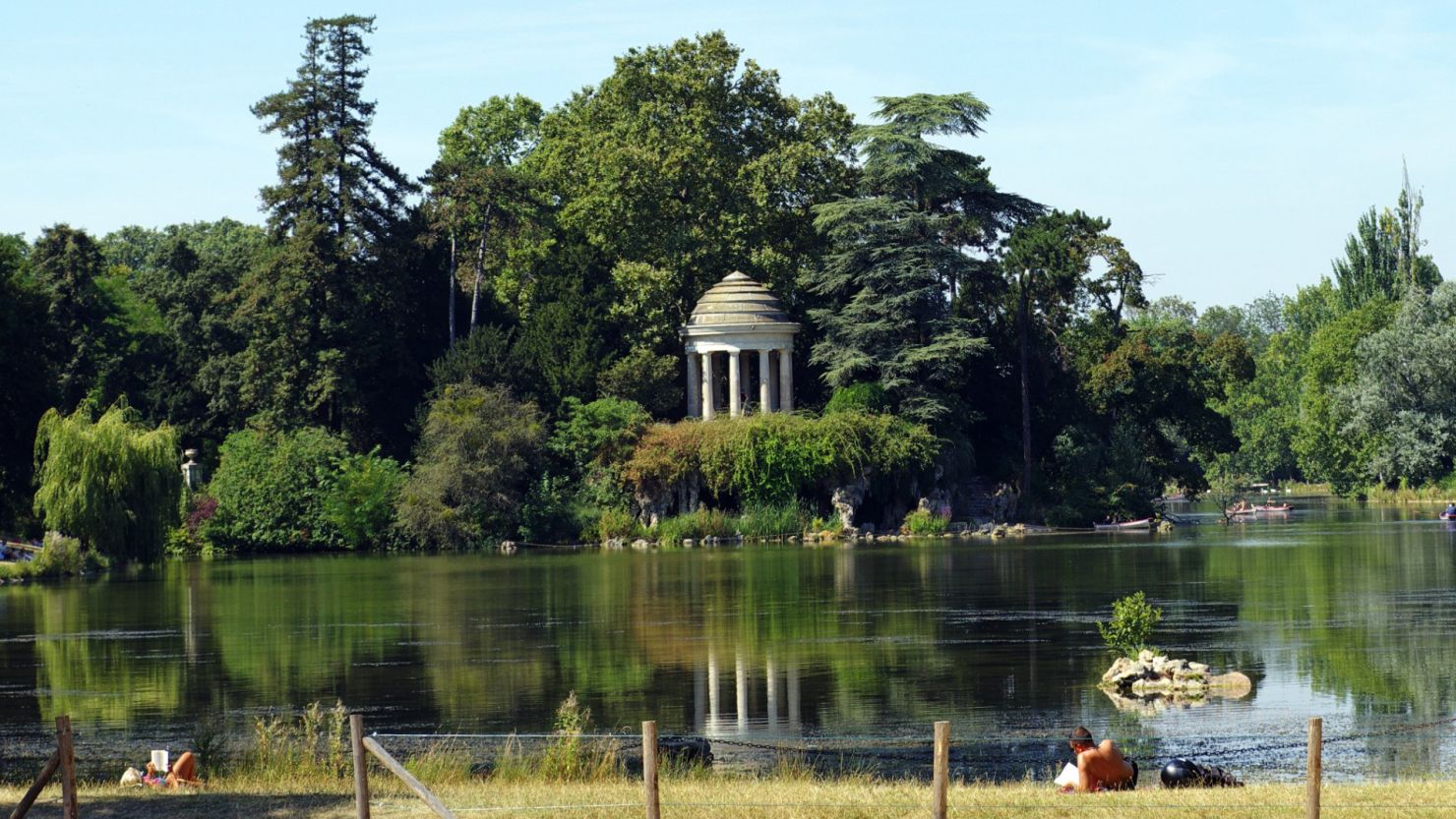 Lac Daumesnil in southeast Paris is one proposed location for a new naturist park. 