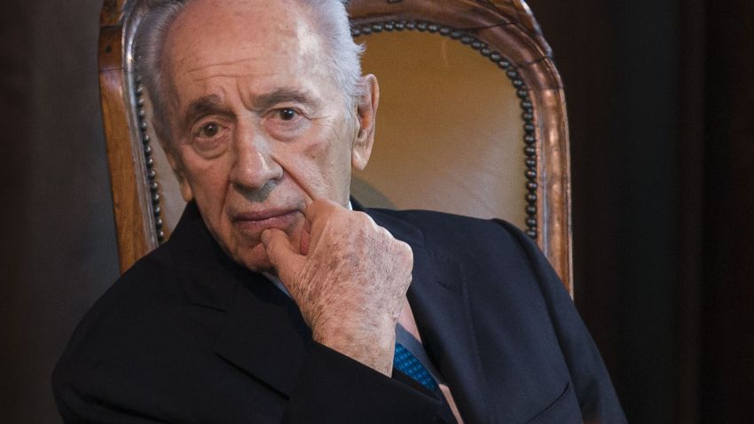 AMSTERDAM, NETHERLANDS - SEPTEMBER 29: Israeli President Shimon Peres visits the Portuguese Synagogue on September 29, 2013 in Amsterdam, Netherlands. Peres is on an official four day visit to the Netherlands.  (Photo by Michel Porro/Getty Images)
