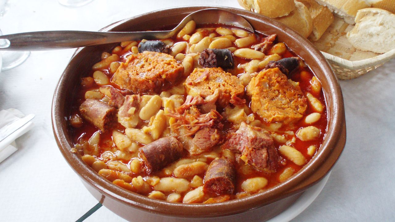 An Asturian favorite based around the white fabe bean, fabada is a one-pot feast usually served with a mixture of pork meats -- including chorizo, pork belly, bacon and Spanish blood sausage. 