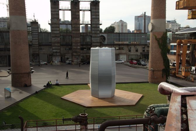 The Smog Free Tower cleans 30,000 cubic meters of air per hour via patented ozone-free ion technology and uses a small amount of green electricity. 