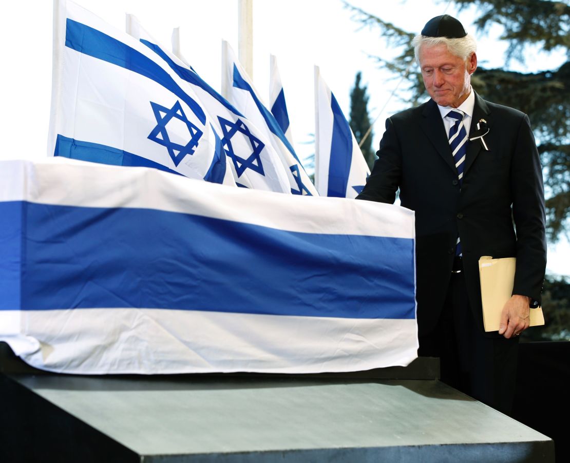 Former US president Clinton gave a moving eulogy at the ceremony on Mount Herzl.
