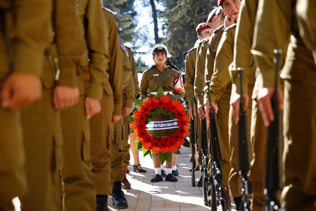 Israeli soldiers held wreaths during the funeral service.