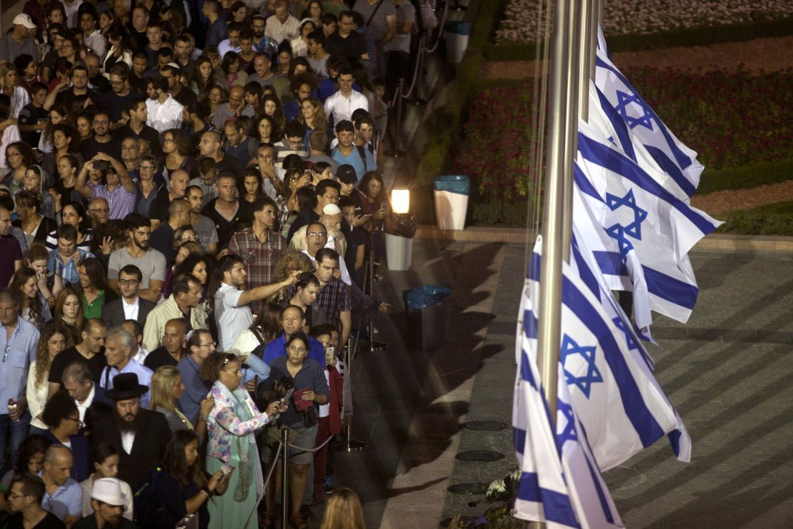 Israelis wait to pass by the coffin of former Israeli President Shimon Peres, September 29, 2016.