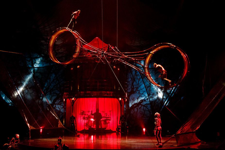 цирк дю солей шоу alegria. цирк дю солей песня. шоу дронов дю солей 2014.