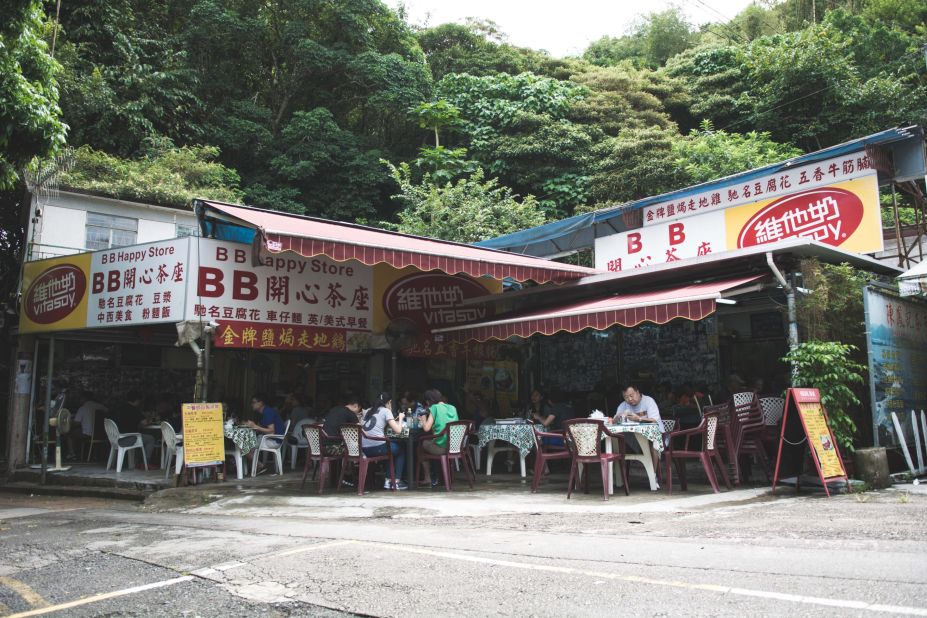 This decades-old Cantonese eatery along Luk Keng Road is a popular stop for cyclists and weekend drivers.