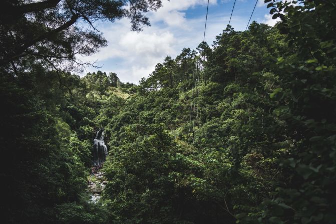 A series of waterfalls and pools known as Bride's Pool can be reached by a hiking trail that leads to the bottom of a valley. The route is less than a kilometer long. 