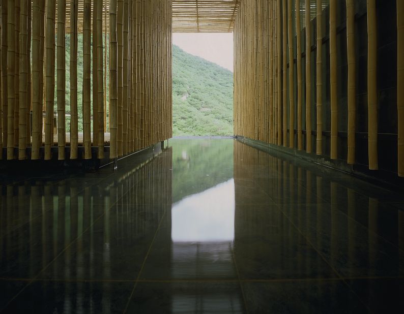 The project utilizes the site's geographical features and locally produced materials. Kuma's bamboo walls let the light and wind into the rooms.