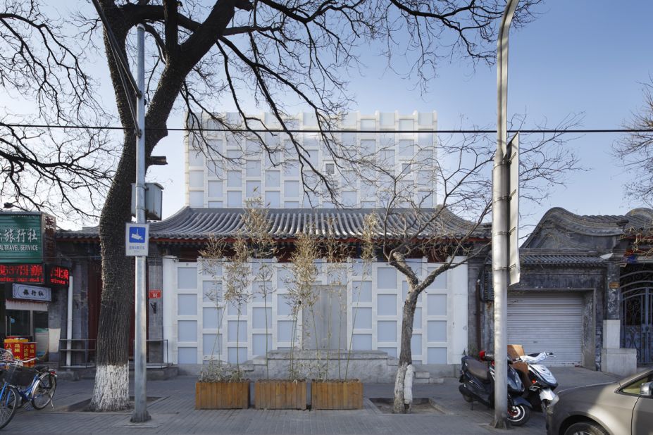 Kuma uniquely renovated this siheyuan-style tea house, near the Forbidden Palace East Gate,   using polyethylene blocks. 