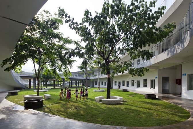 Its ring-shaped levels encircle  courtyards, flooded by natural light.