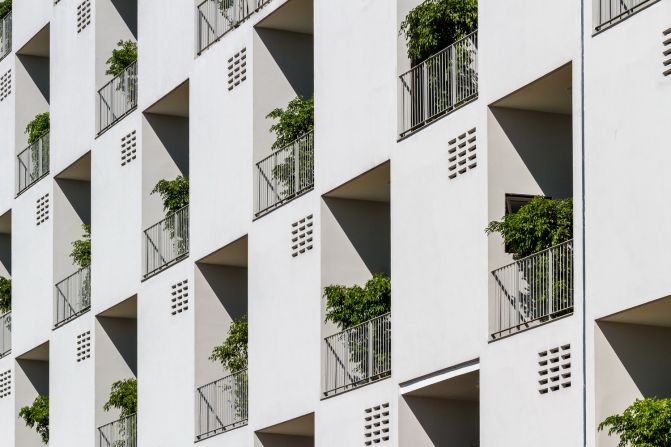 The design of this building takes advantage of tropical South-East Asia's natural resources, such as sunlight, water, and wind. 