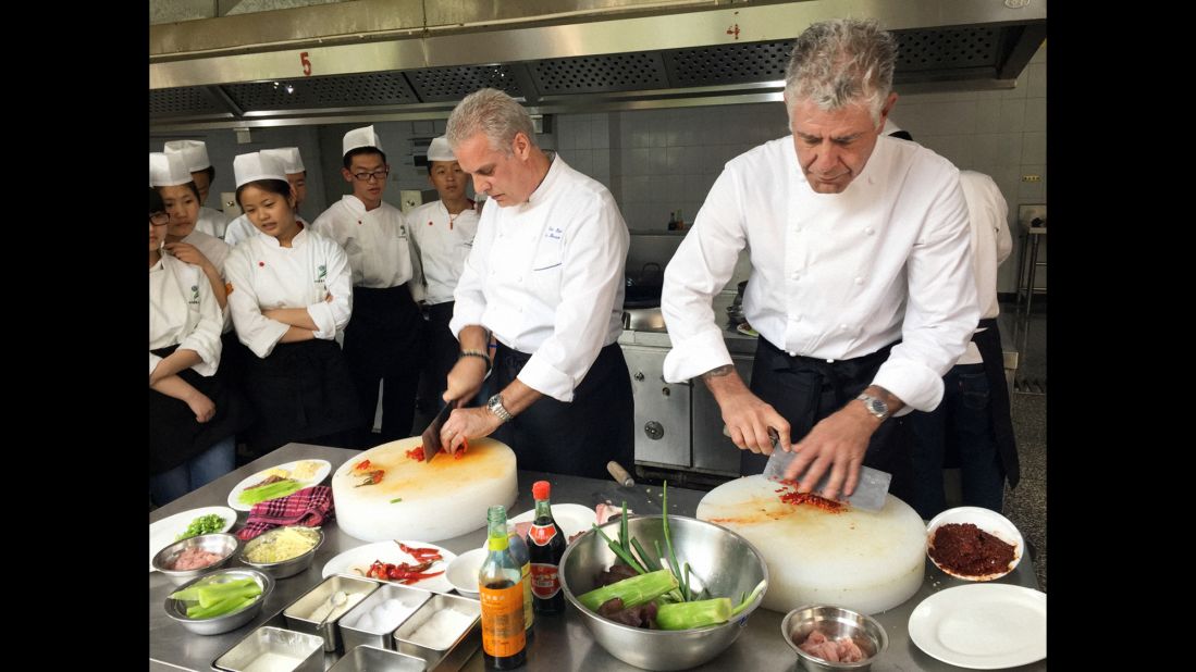 Bourdain and chef Eric Ripert attended cooking school in Chengdu to learn to prepare fish-fragrant pork slivers (Yu Xiang Rou Si). The result? Both chefs slightly overcooked it.