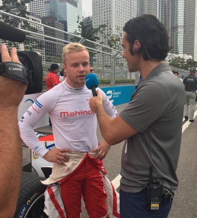 Sweden's Marcus Rosenqvist, who replaced Bruno Senna at Mahindra Racing, talks to Indy Car legend-turned Formula E commentator, Dario Franchitti.