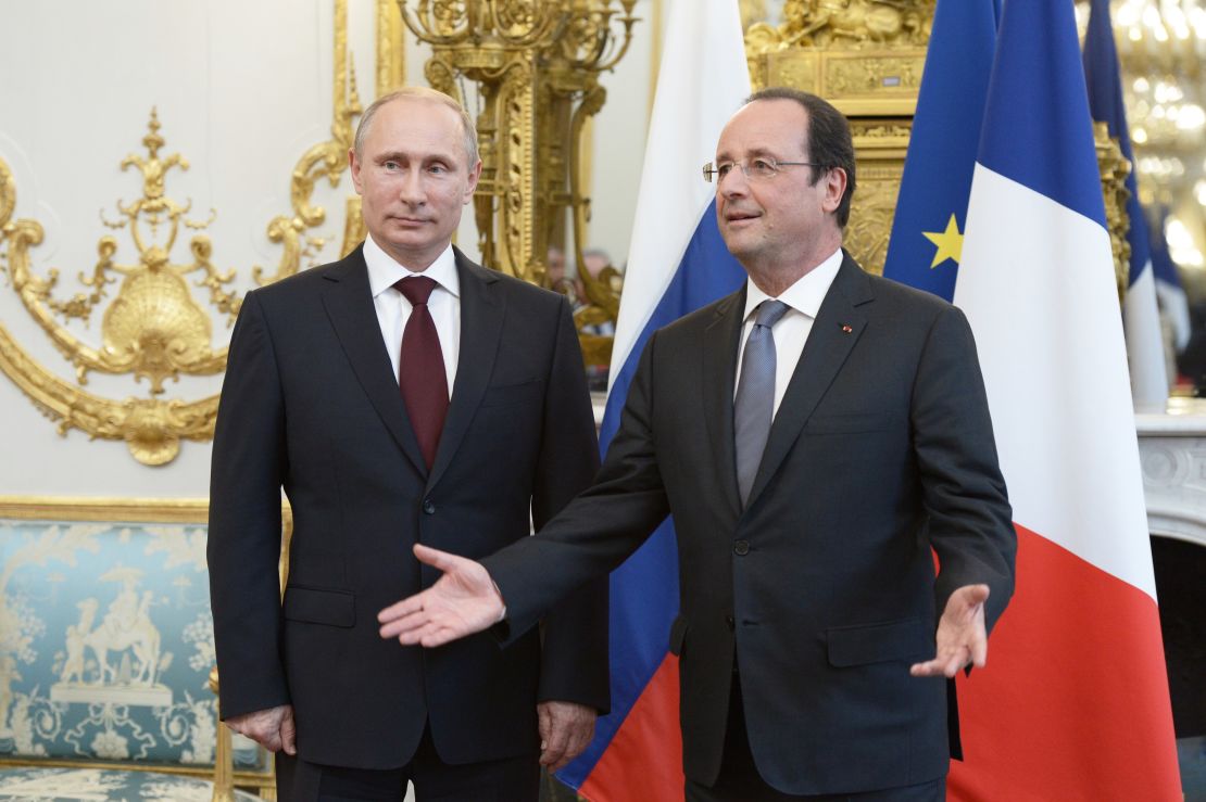 Russian President Vladimir Putin(L)  canceled a meeting with French President Francois Hollande next week after war crimes comments. 