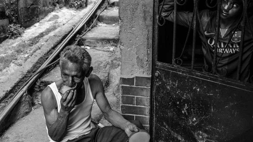 Caracas, 31/7/2016A man eats a mango for lunch in front of his shack in Petare, the largest slum in Caracas.  Venezuela is facing a severe economic crisis and a large part of population has no access to essential food products at a reasonable price due to one of the highest inflation rates in the world.