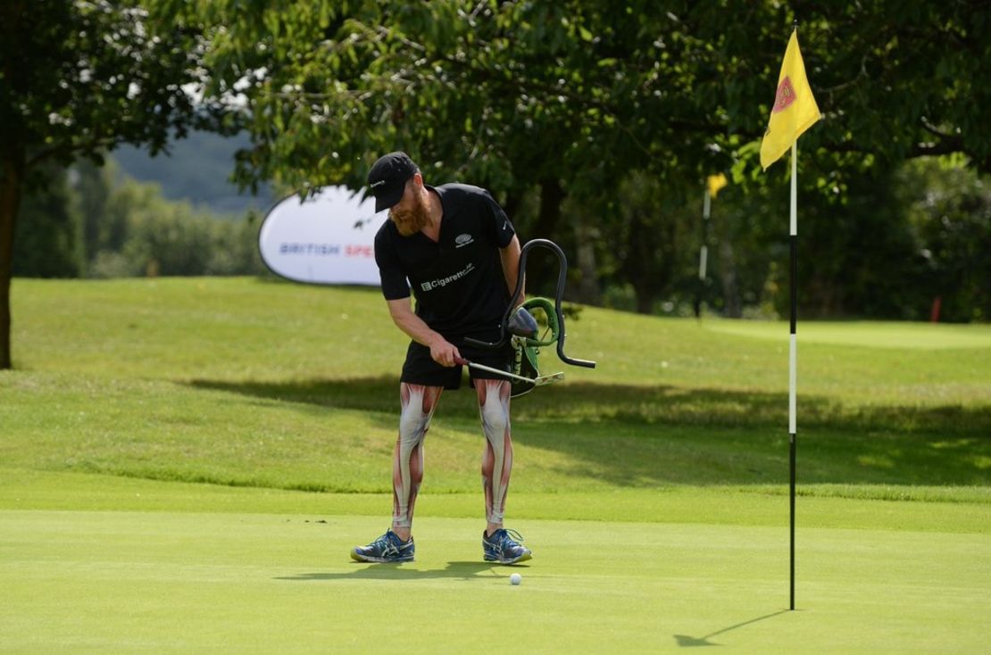 Some speedgolfers prefer an unconventional one-handed putting technique.