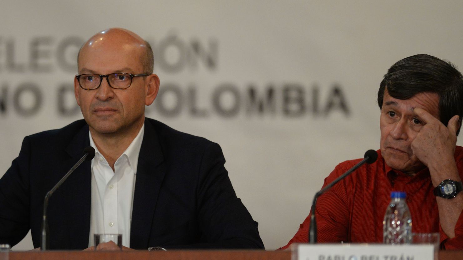 The head of the delegation of the Colombian government Mauricio Rodriguez (L) and Colombia's left-wing guerrilla National Liberation Army (ELN) delegate Pablo Beltran attend a joint press conference at the Foreign Ministry in Caracas, on October 10, 2016.